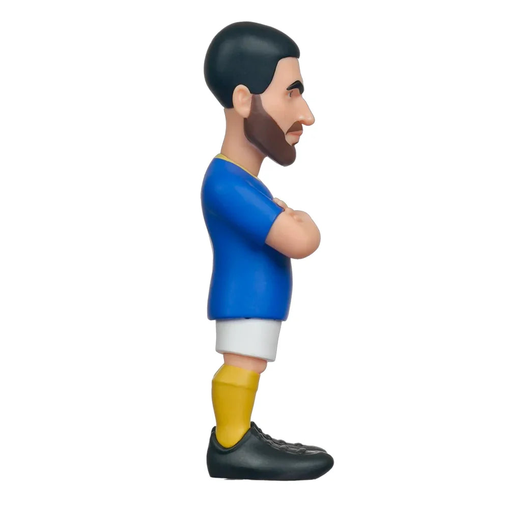 Fußballspieler-Figur mit Bart, blauem Trikot, weißen Shorts und gelben Stutzen
