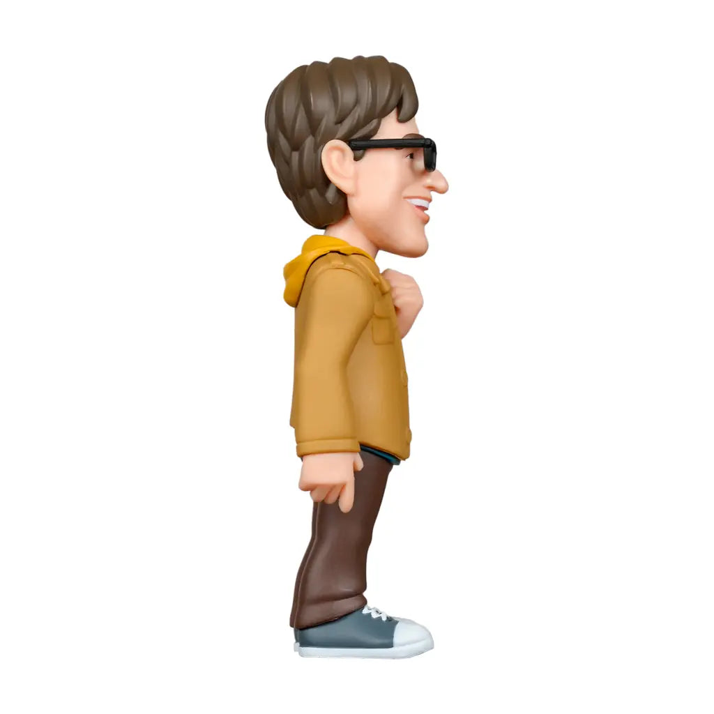 Seitenansicht der YouTooz Figur von Scott The Woz mit braunen Haaren, Brille, gelbem Hoodie und brauner Jacke
