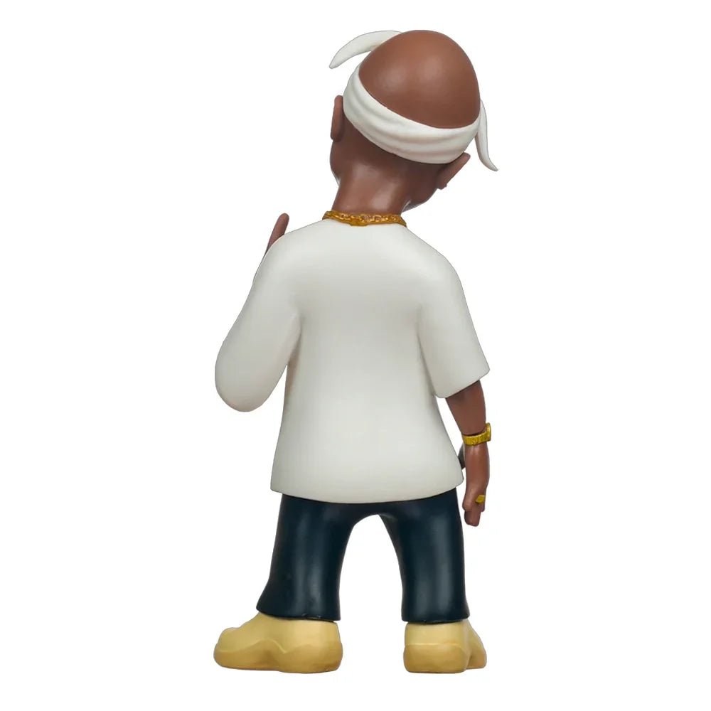 Rückansicht einer Figur mit weißem T-Shirt, dunkler Hose, gelben Schuhen und weißem Kopftuch