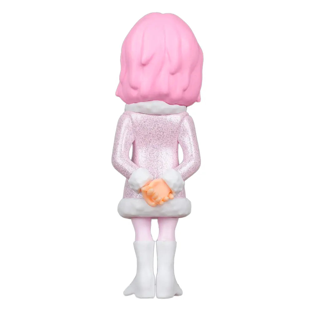 Rückansicht einer Figur mit rosa Haaren, glitzerndem rosa Mantel mit weißem Pelzbesatz und weißen Stiefeln
