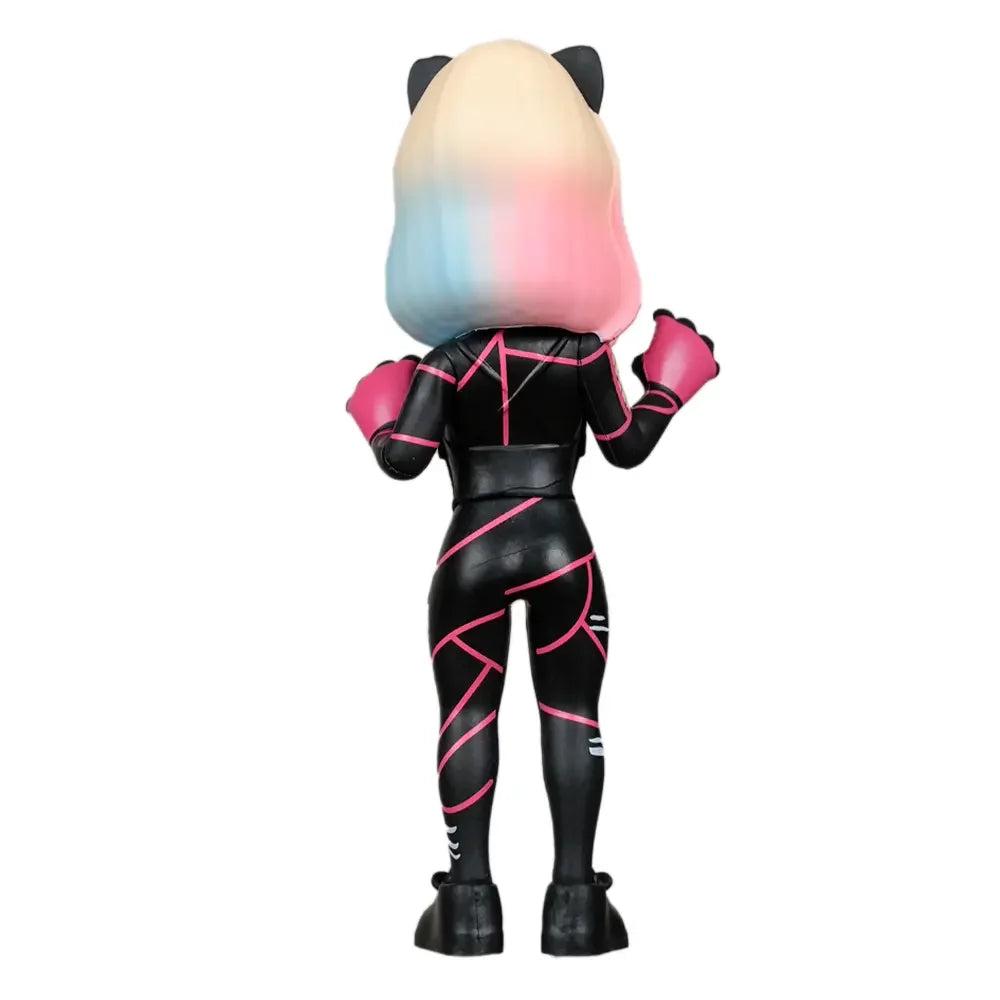 Rückansicht einer Figur mit schwarzen Katzenohren, blondem, rosa und blauem Haar, schwarzem Anzug mit rosa Linien
