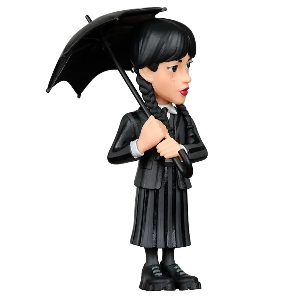 Wednesday Addams Figur mit Zöpfen, schwarzem Kleid und Regenschirm