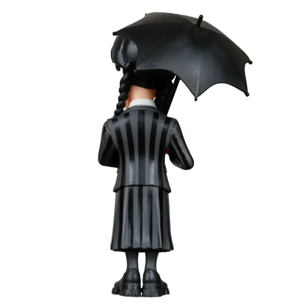 Wednesday Addams Figur von hinten mit Regenschirm