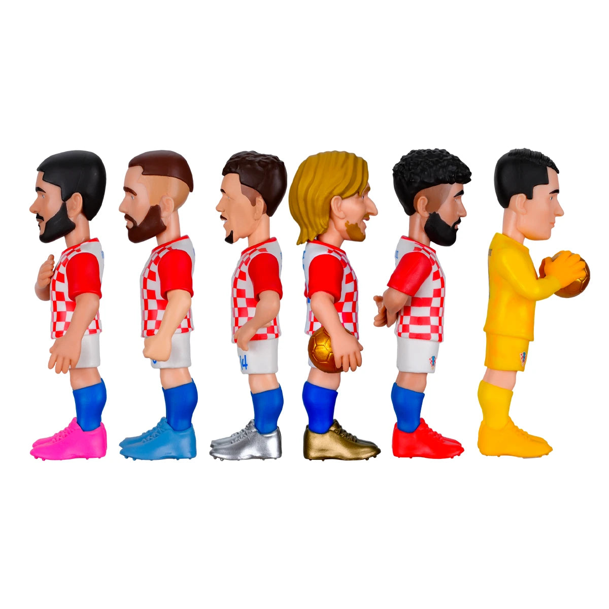 Sechs kroatische Fußballspieler-Figuren in roten und weißen Trikots, einer in Gelb, aufgereiht