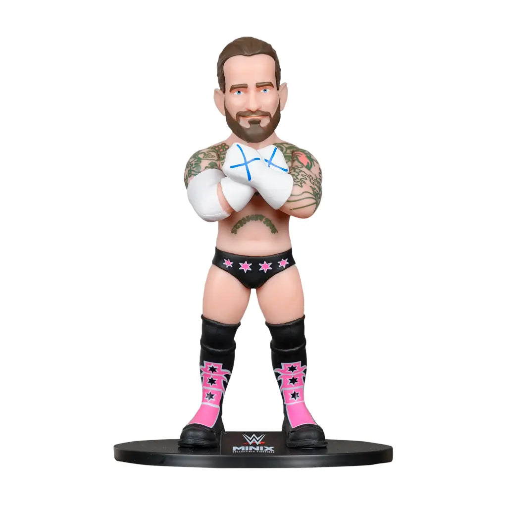 CM Punk Minix Figur mit verschränkten Armen, Tattoos, schwarzen Shorts mit rosa Sternen und rosa Stiefeln