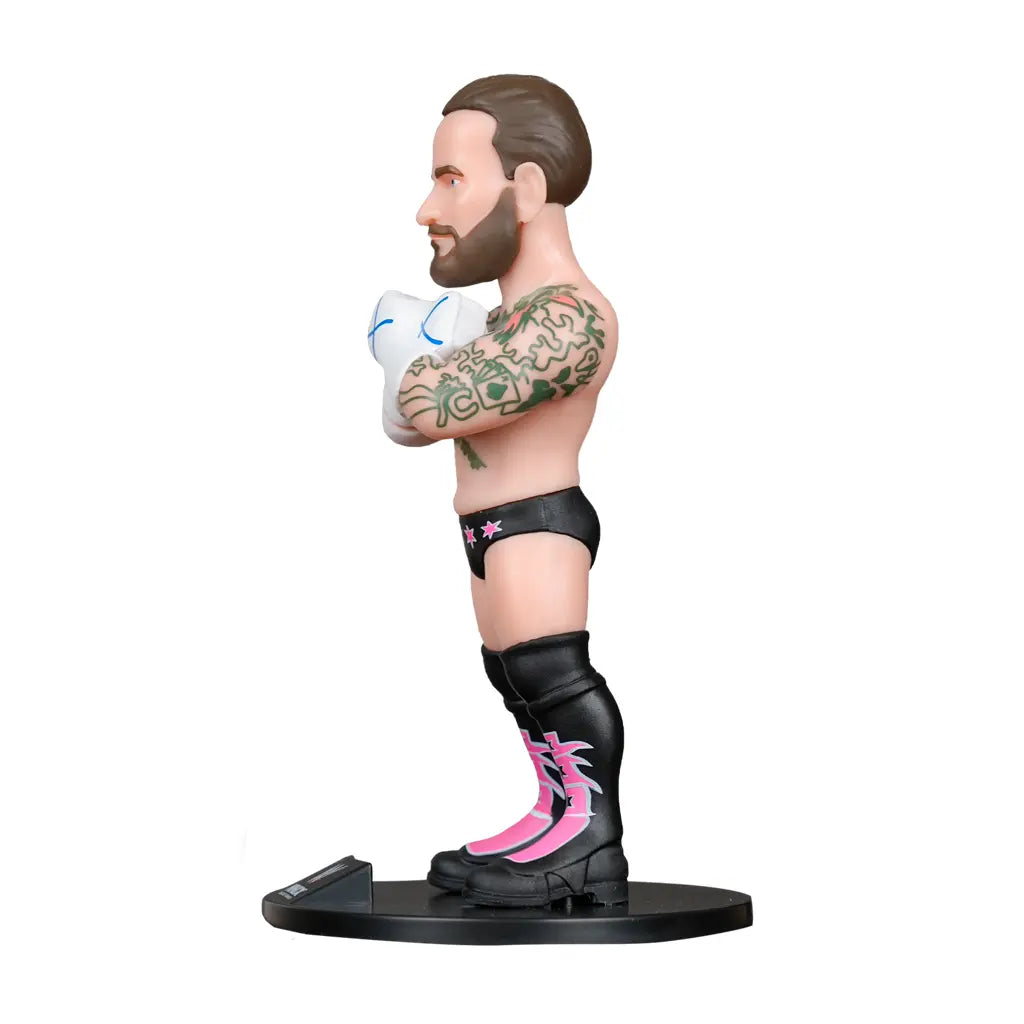 CM Punk Bobblehead Figur mit Tattoos, schwarzen Stiefeln mit pinken Akzenten, und schwarzer Hose mit pinken Sternen