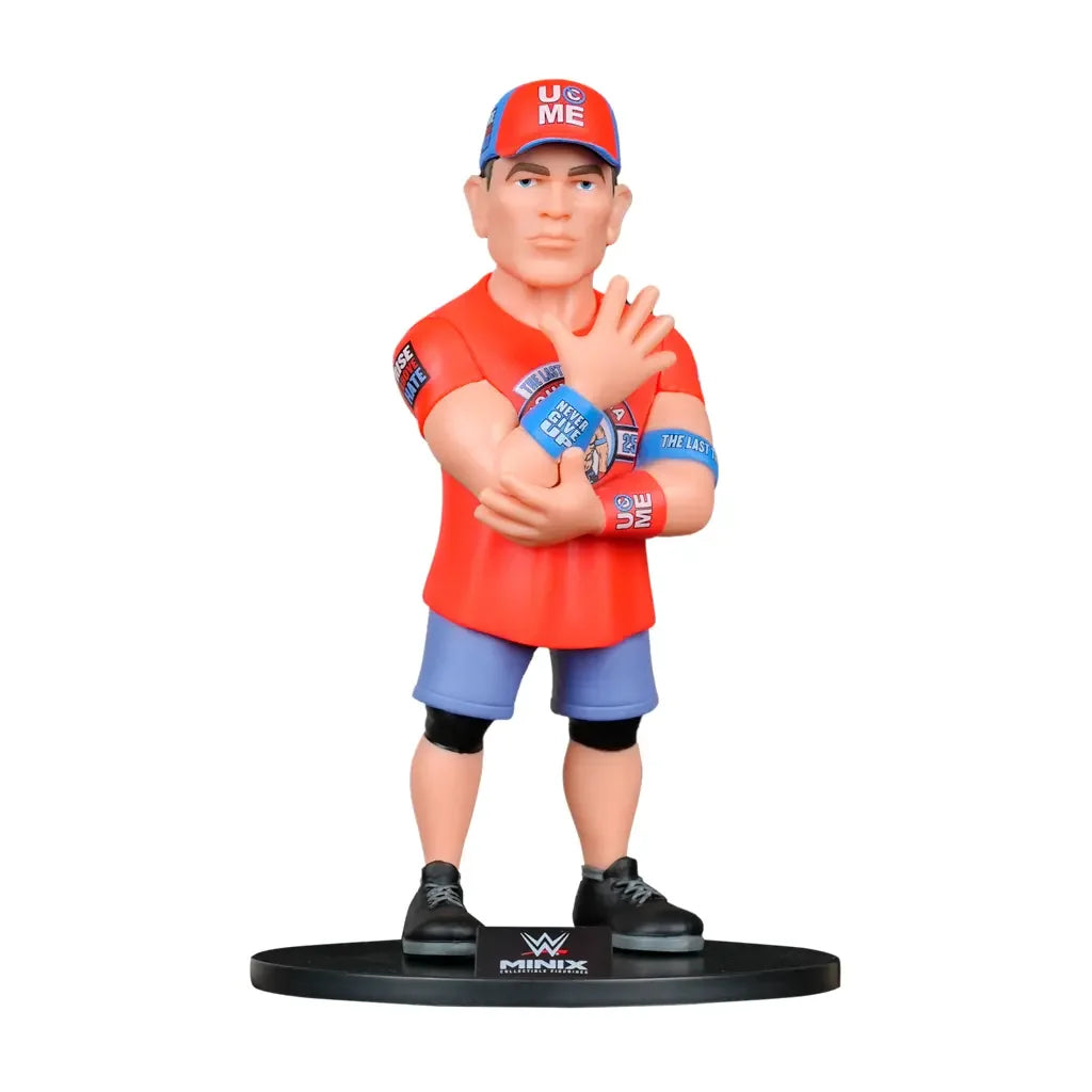 Minix Figur von John Cena in rotem T-Shirt, blauen Shorts und Mütze, die seine Arme kreuzt
