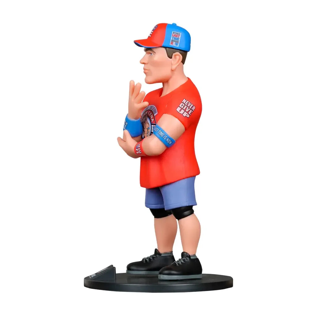 John Cena Funko Pop Figur mit rotem Shirt, blauen Shorts und Kappe, die Hand zum Gruß erhoben