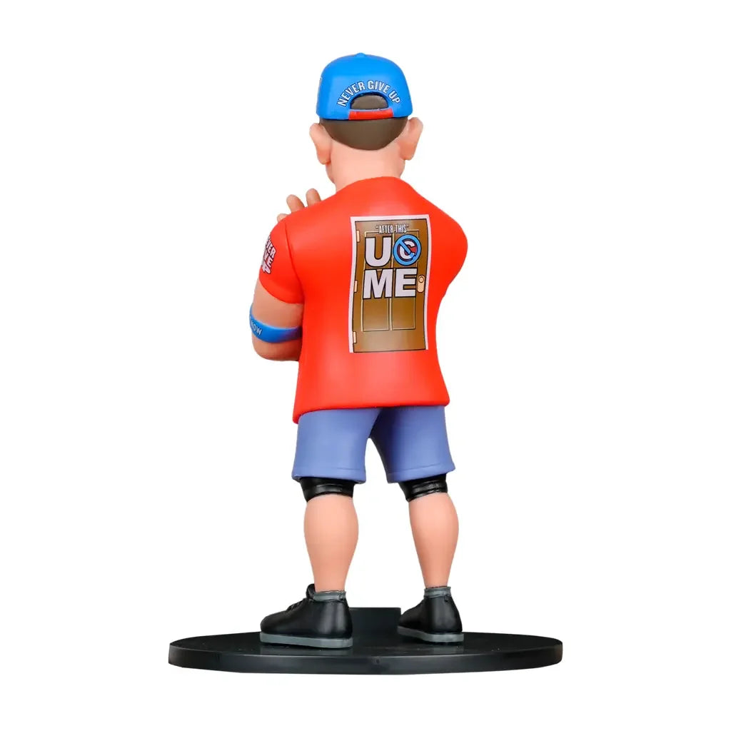 John Cena Figur von hinten mit rotem T-Shirt, blauen Shorts und Kappe