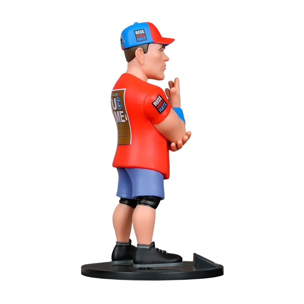 John Cena Figur mit rotem Hemd, blauen Shorts und Baseballkappe