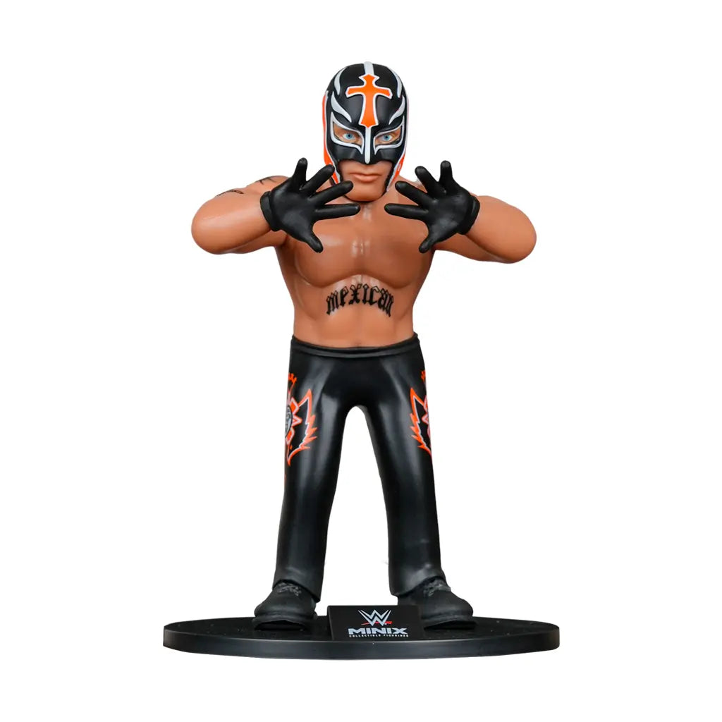 Rey Mysterio Figur mit schwarzer Maske und orangefarbenem Kreuz, schwarze Hose mit orangefarbenen Flammen