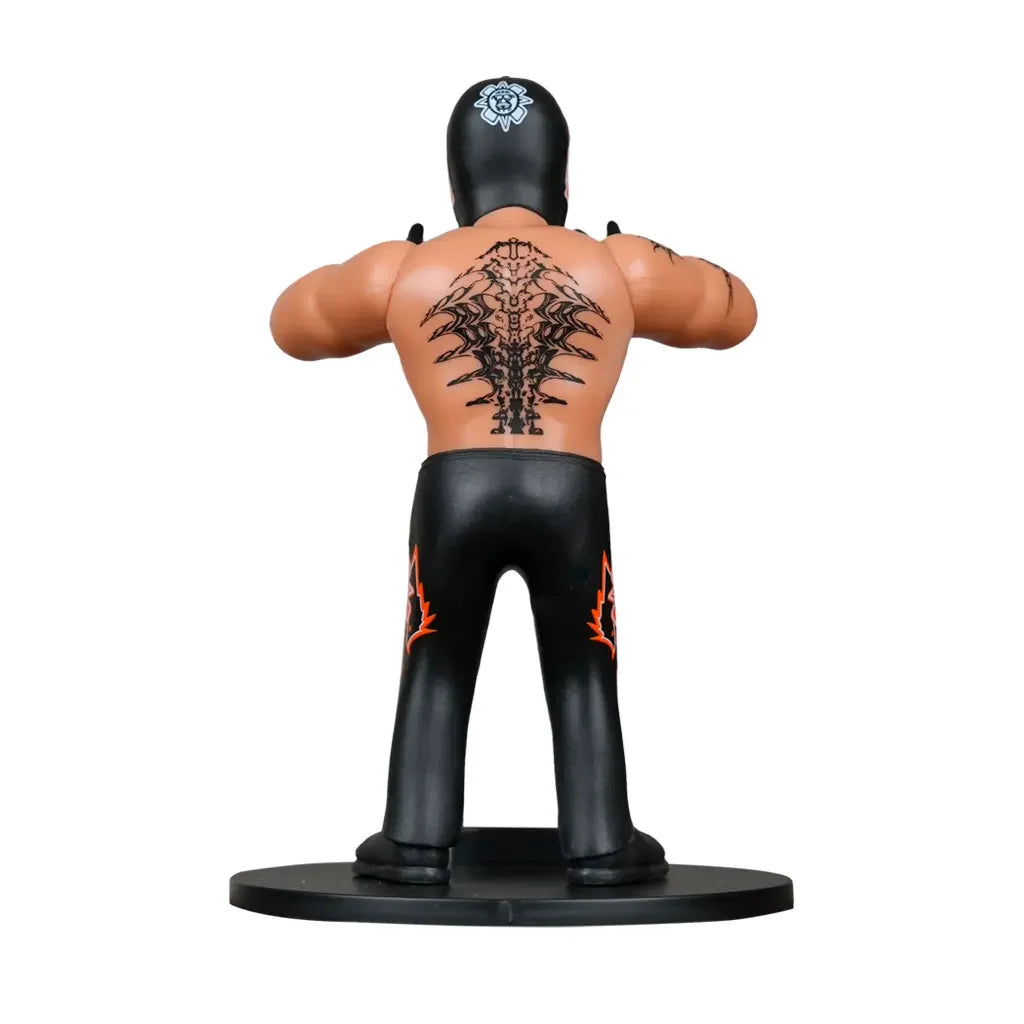Rückansicht der Rey Fenix Actionfigur mit schwarzer Maske und Hose mit orangefarbenen Flammen