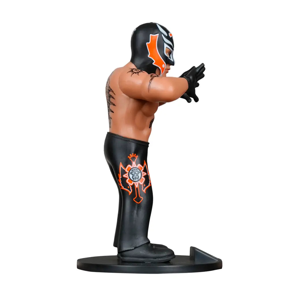 Rey Mysterio Actionfigur mit schwarzer Maske und orangefarbenen Details, schwarzer Hose mit orangefarbenem Muster