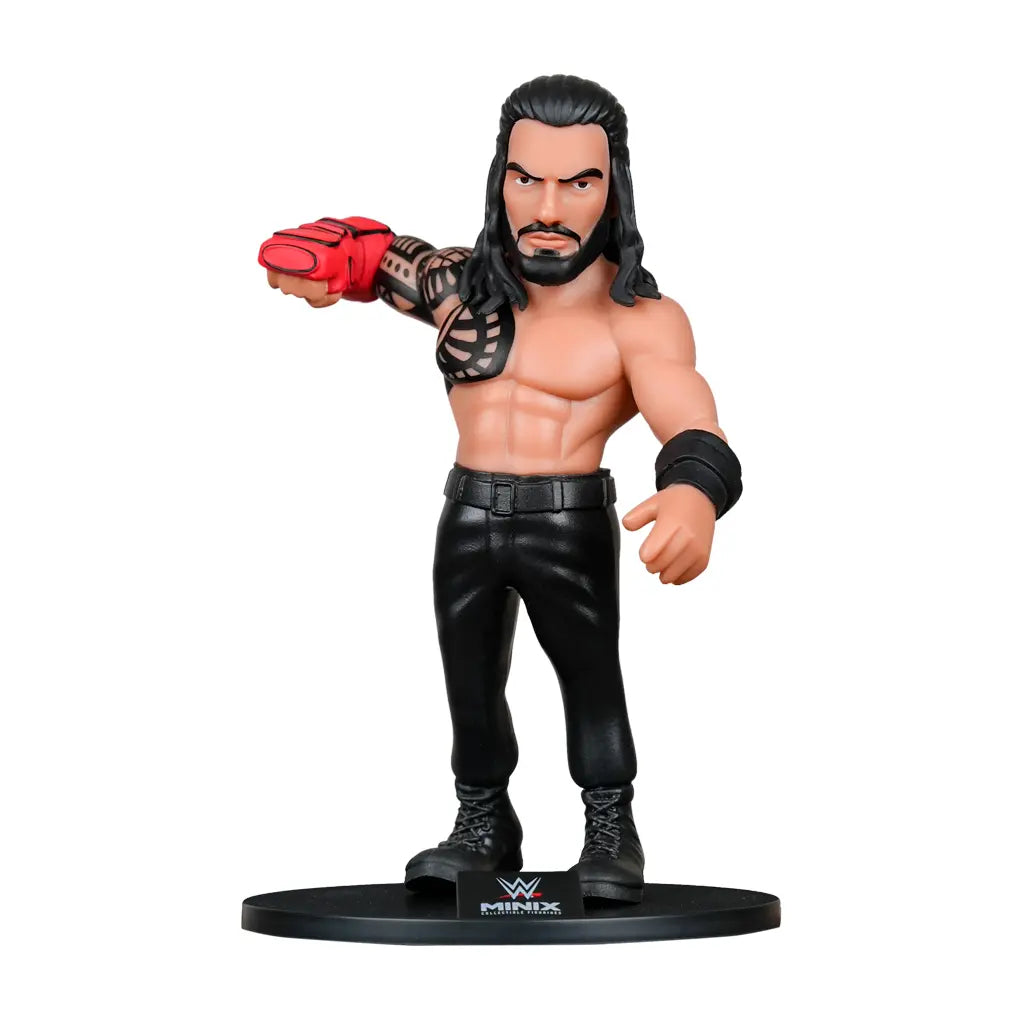 Roman Reigns Minix Figur auf schwarzem Sockel