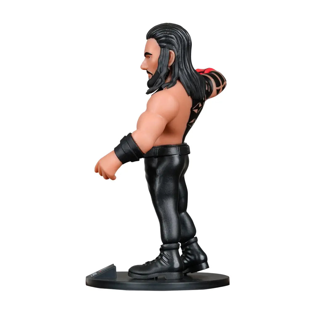 Roman Reigns Figur im Profil, schwarze Hose, Stiefel, Armband, rotes Tattoo am Arm, schwarzes Tattoo am Rücken