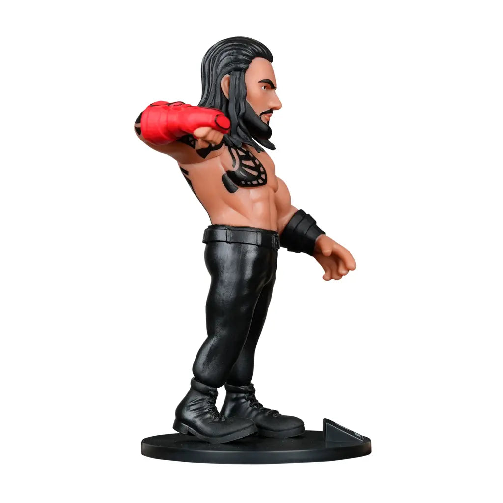 Roman Reigns Figur mit rotem Handschuh und schwarzen Hosen