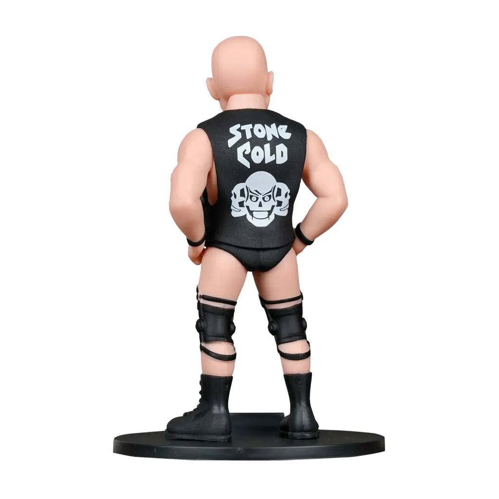Stone Cold Steve Austin Figur von hinten mit schwarzem Oberteil und Totenkopf-Logo