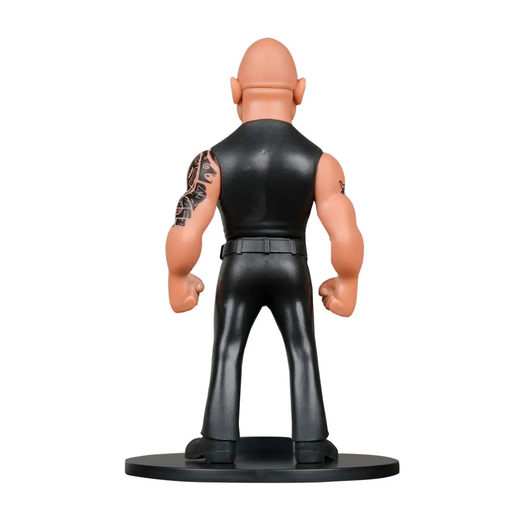 Rückenansicht einer Dwayne The Rock Johnson Figur mit schwarzem Oberteil und Hose