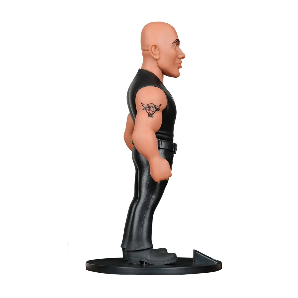 The Rock Figur mit schwarzem Oberteil und Hose, seitliche Ansicht