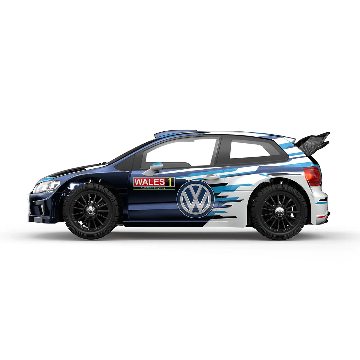 Seitenansicht des MJX Hyper Go 14304 1:14 RC-Rallye-Modells im blau-weißen VW Polo WRC Design mit schwarzen Mehrspeichenfelgen.