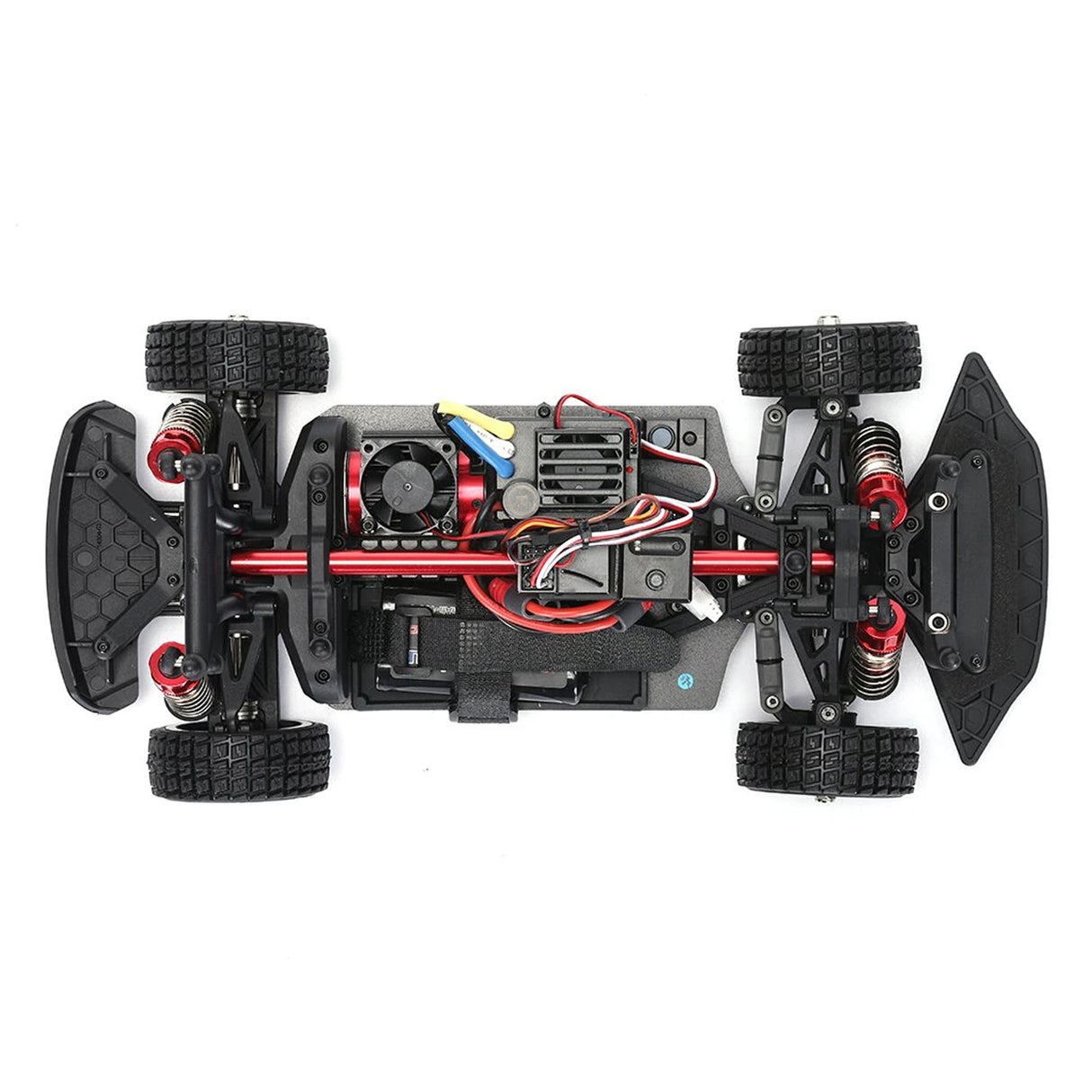 Draufsicht auf das Chassis des MJX Hyper Go 14304 RC-Rallyeautos mit Brushless-Motor, Lüfter und roter Aluminium-Antriebswelle.