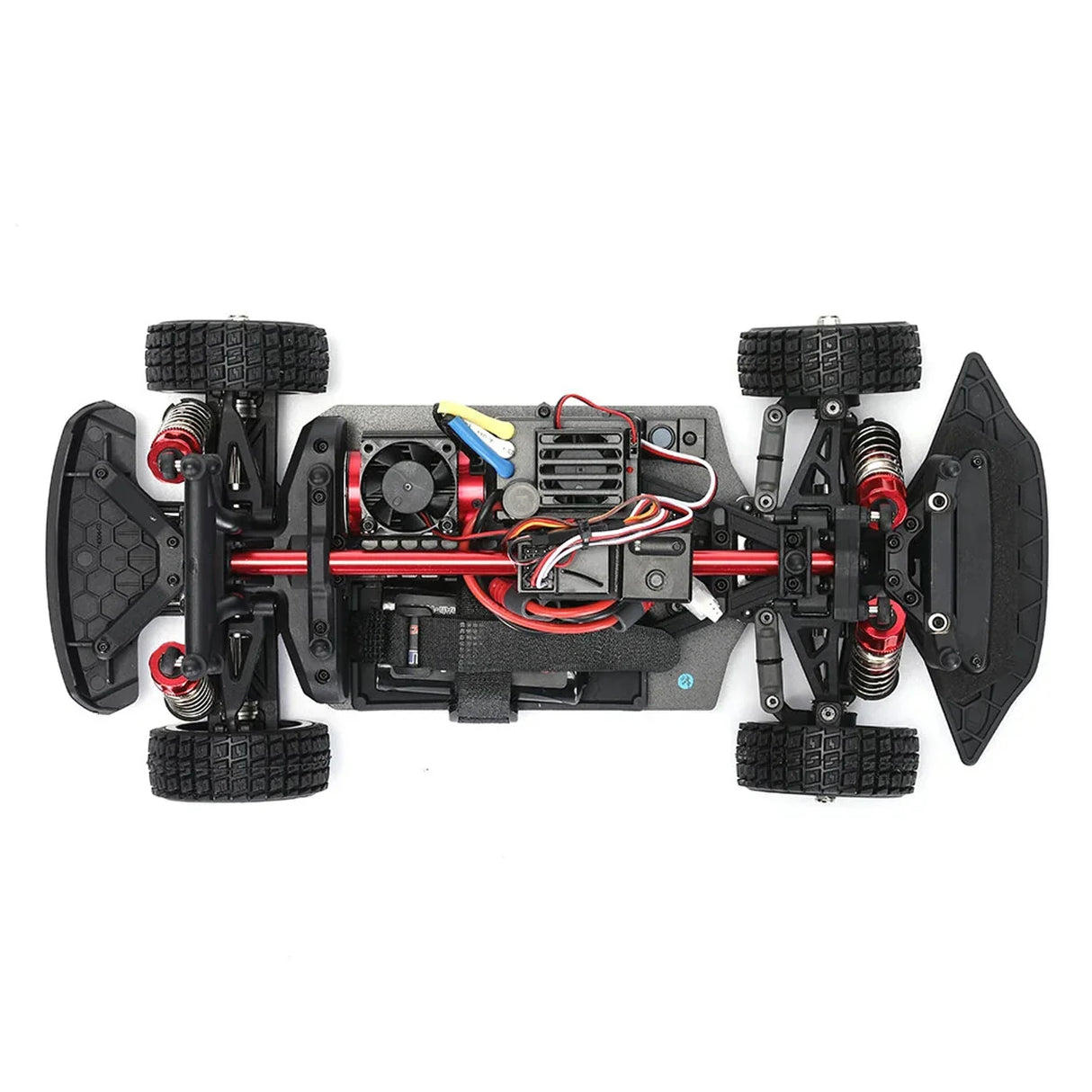 Draufsicht auf das Chassis des MJX Hyper Go 14304 RC-Rallyeautos mit Brushless-Motor, Lüfter und roter Aluminium-Antriebswelle.