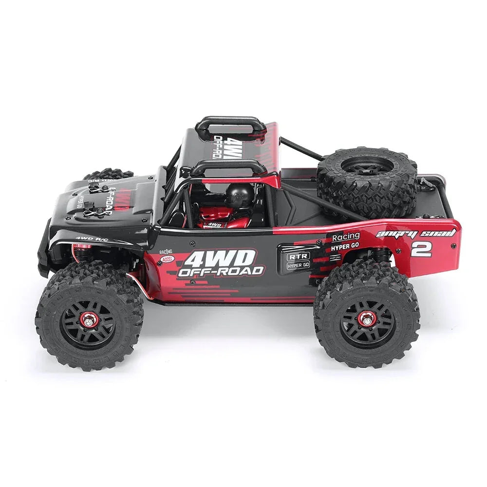 Roter und schwarzer 4WD Offroad-Truck mit Ersatzreifen auf der Ladefläche