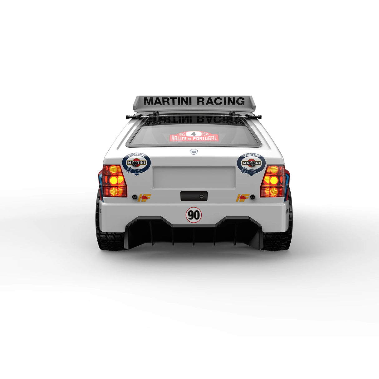 Heckansicht eines weißen Martini Racing Rallyeautos mit roten Rücklichtern und Martini Racing Logo