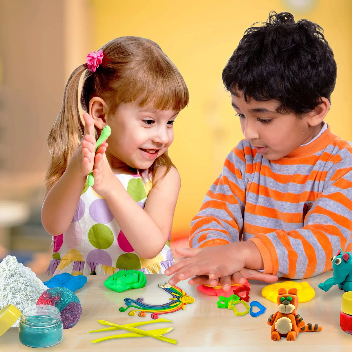 Zwei Kinder spielen mit Knete und Werkzeugen an einem Tisch