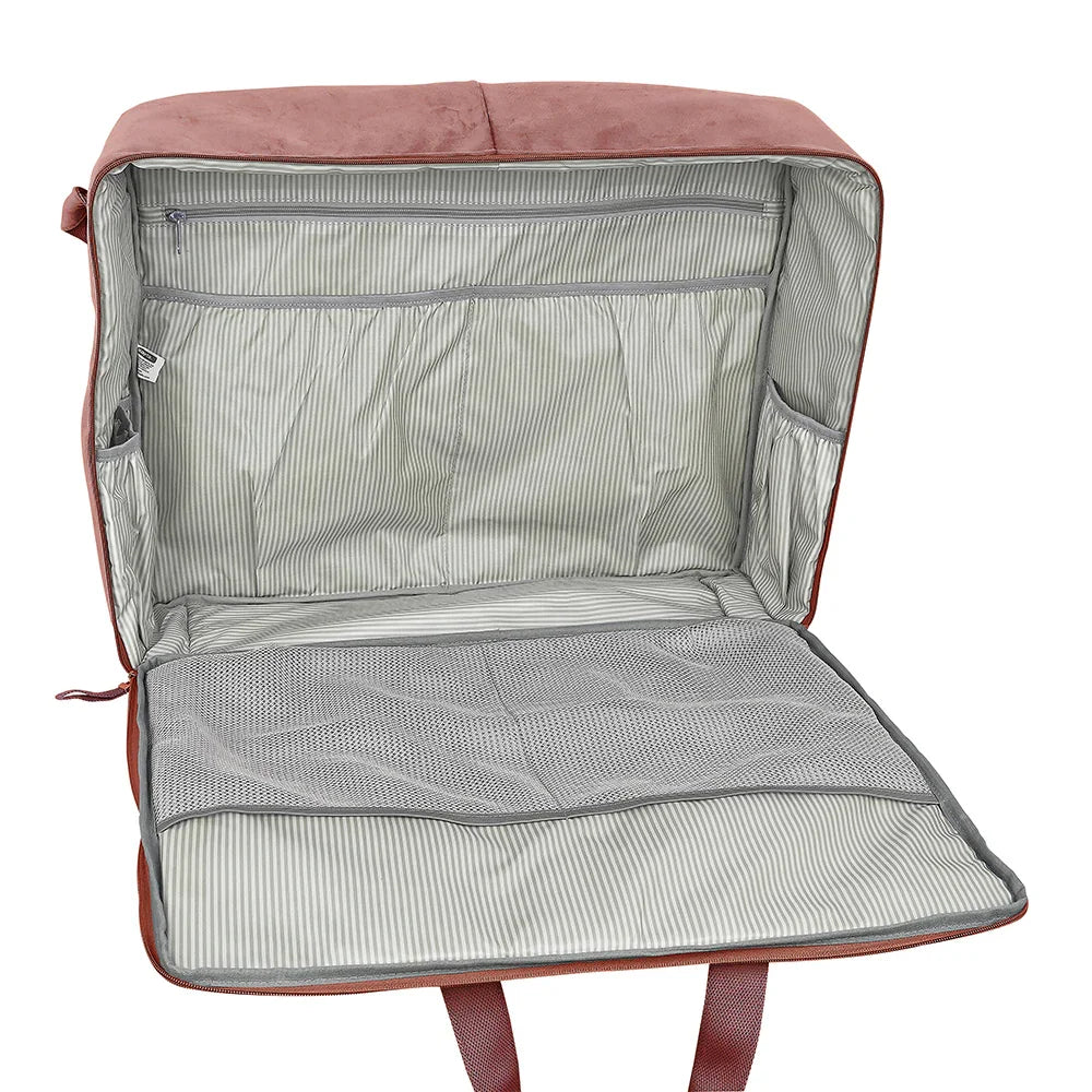 Offene Reisetasche mit gestreiftem Innenfutter und Netzfächern