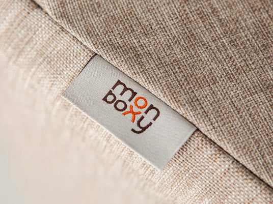 Monboxy Logo auf einem Stoffetikett