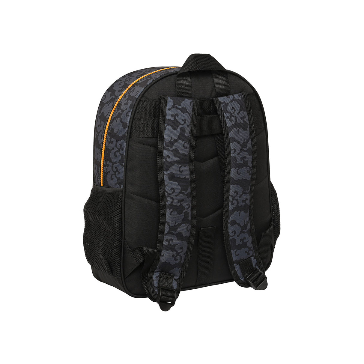 Rückansicht eines schwarzen Rucksacks mit grauem Wolkenmuster und orangefarbenem Reißverschluss