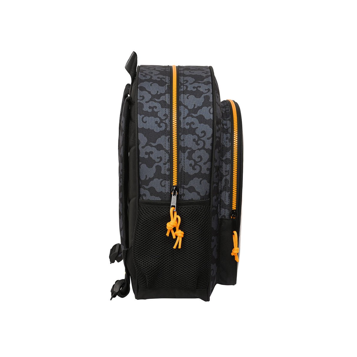 Seitenansicht eines schwarzen Rucksacks mit grauem Wolkenmuster und orangefarbenen Reißverschlüssen