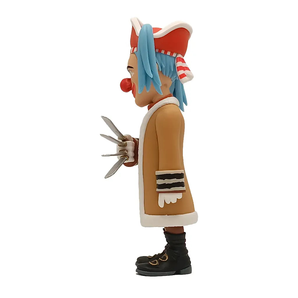 Buggy Figur mit roter Nase, blauem Haar, braunem Mantel und Krallen an der Hand