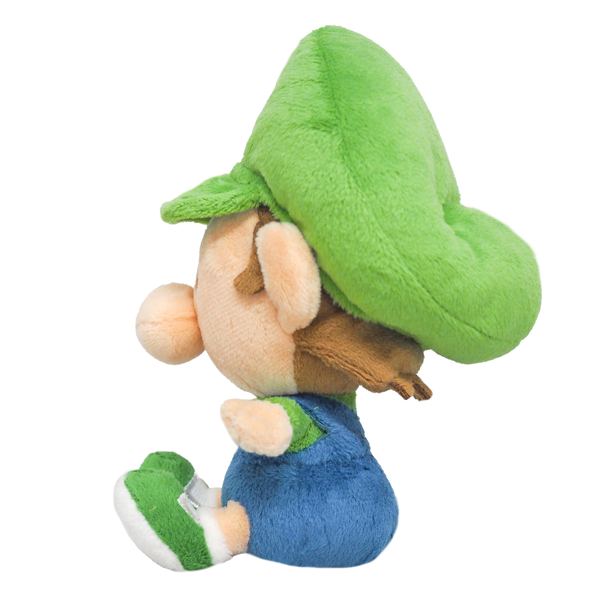 Plüschfigur Baby Luigi in Seitenansicht mit grüner Mütze und blauer Latzhose