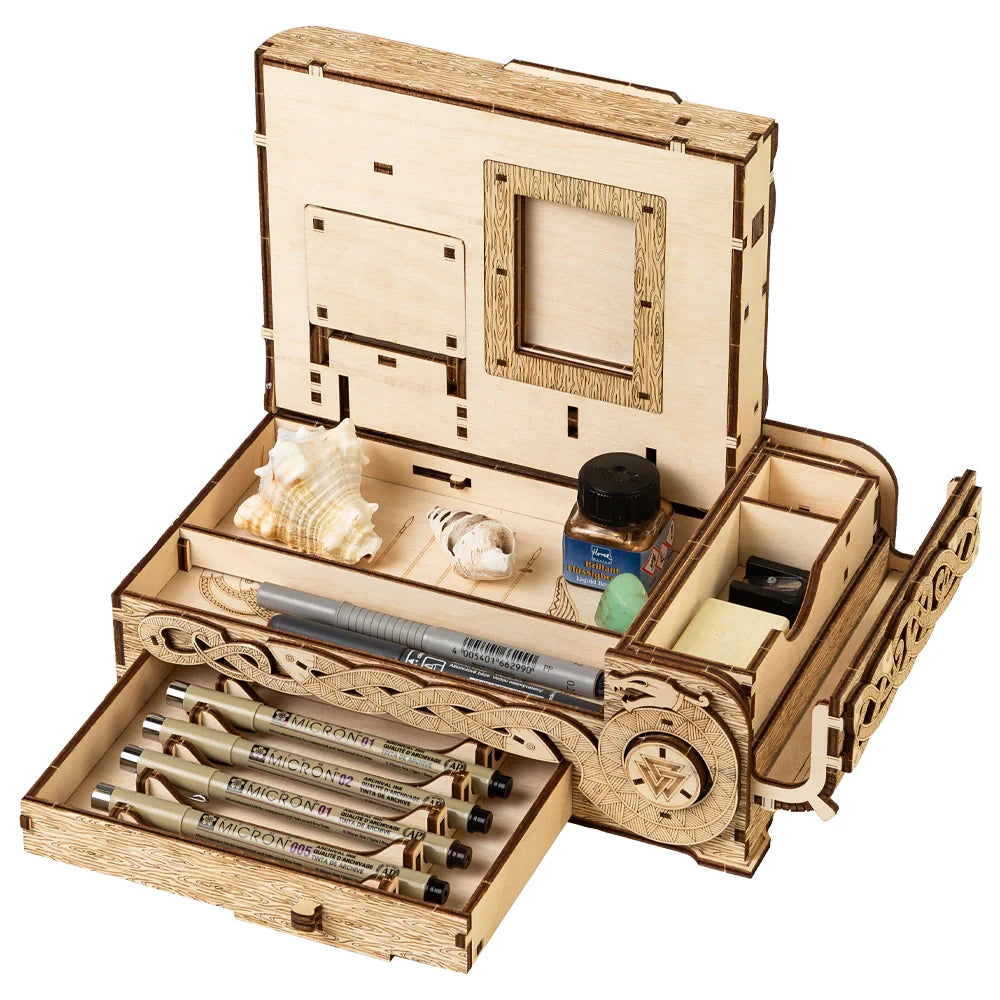 Holzschatulle mit Muscheln, Stiften, Tinte und Radiergummi