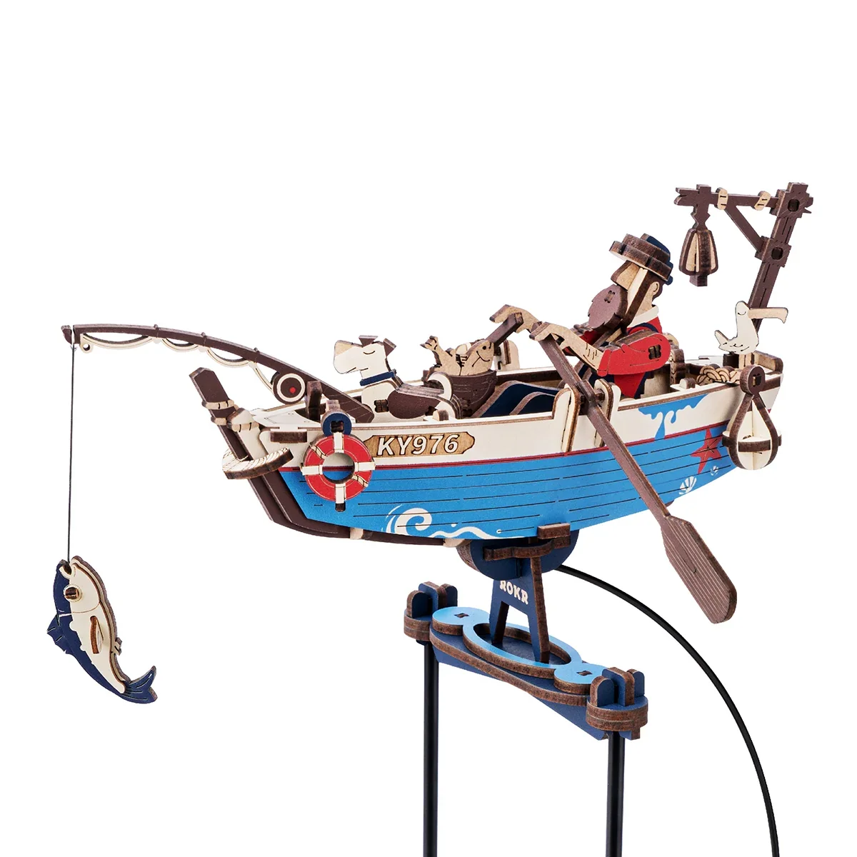 Hölzernes Fischerboot-Modell mit Mann, Hund und Katze, die rudern und angeln