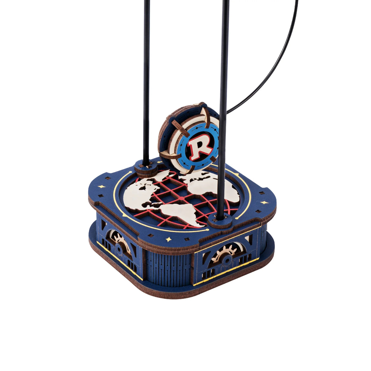 Blaues Holzmodell mit Weltkarte und R-Logo