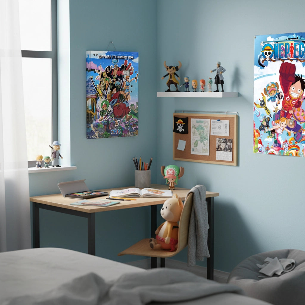 Schreibtisch in einem Zimmer mit One Piece Fanartikeln und Figuren