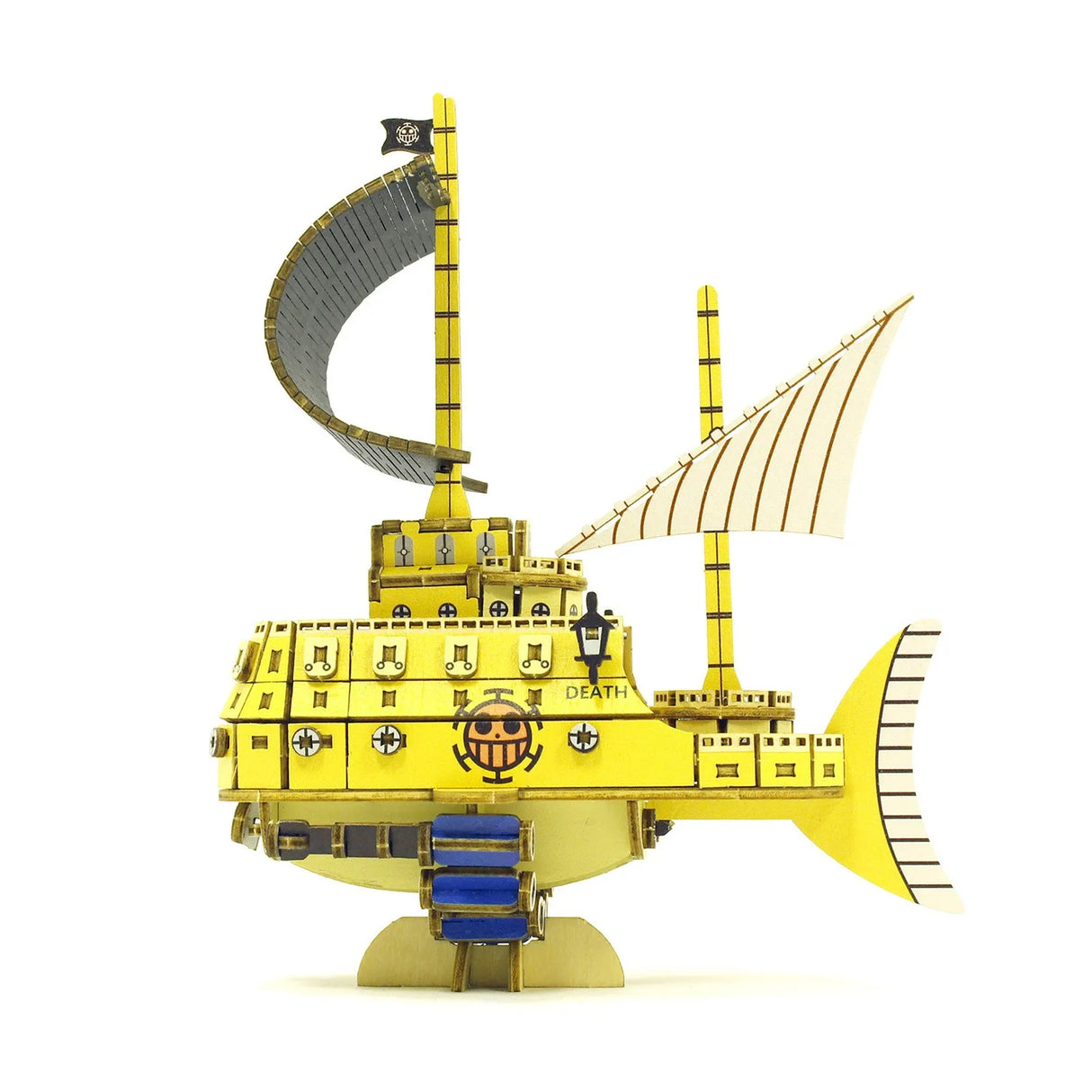 Gelbes U-Boot-Modell mit Segeln und Totenkopf-Flagge