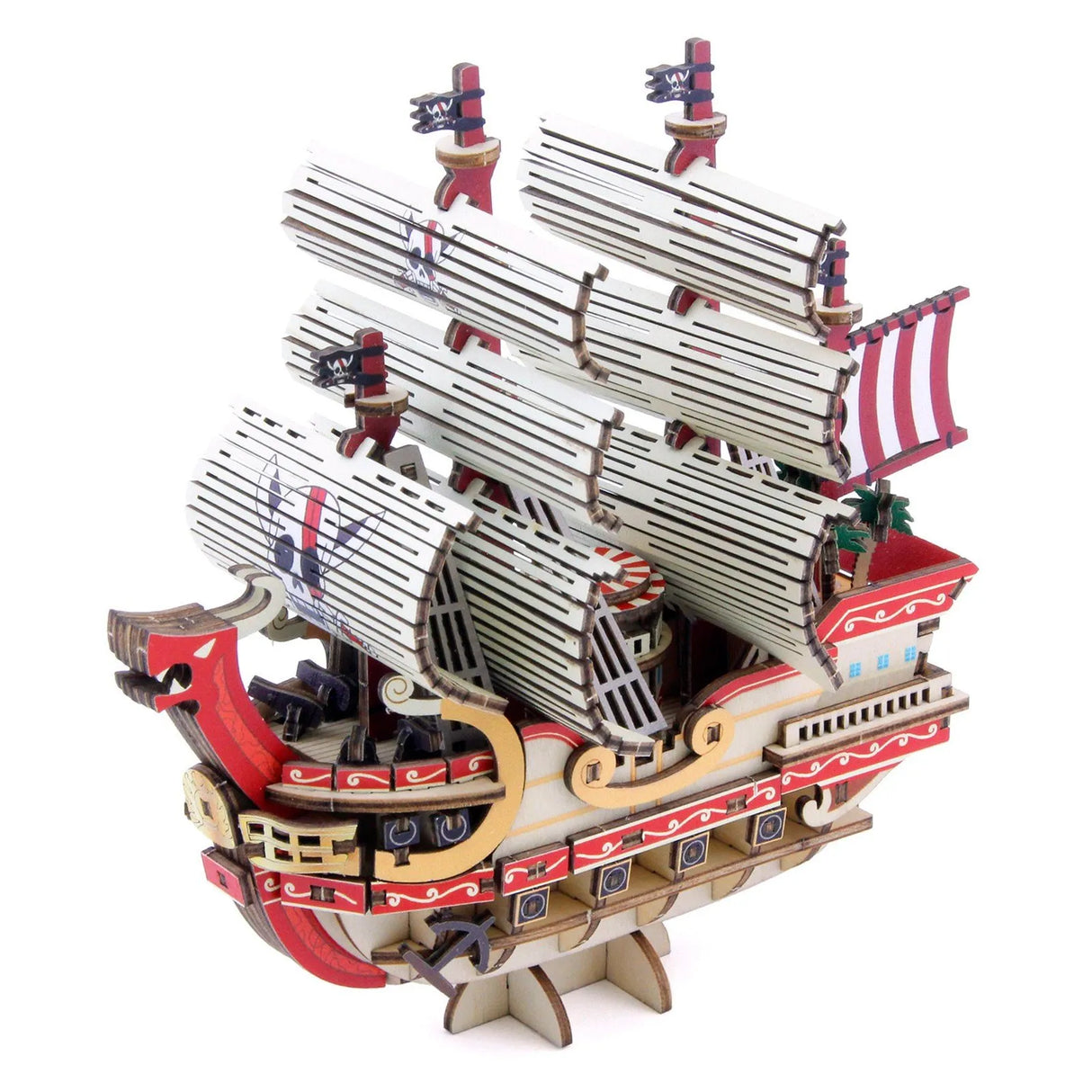 Modell eines Piratenschiffs aus Holz mit Totenkopfsegeln