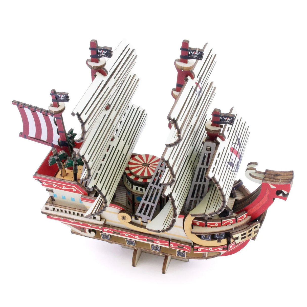 Modell eines Piratenschiffs aus Holz mit roten und weißen Segeln und Palmen auf dem Deck