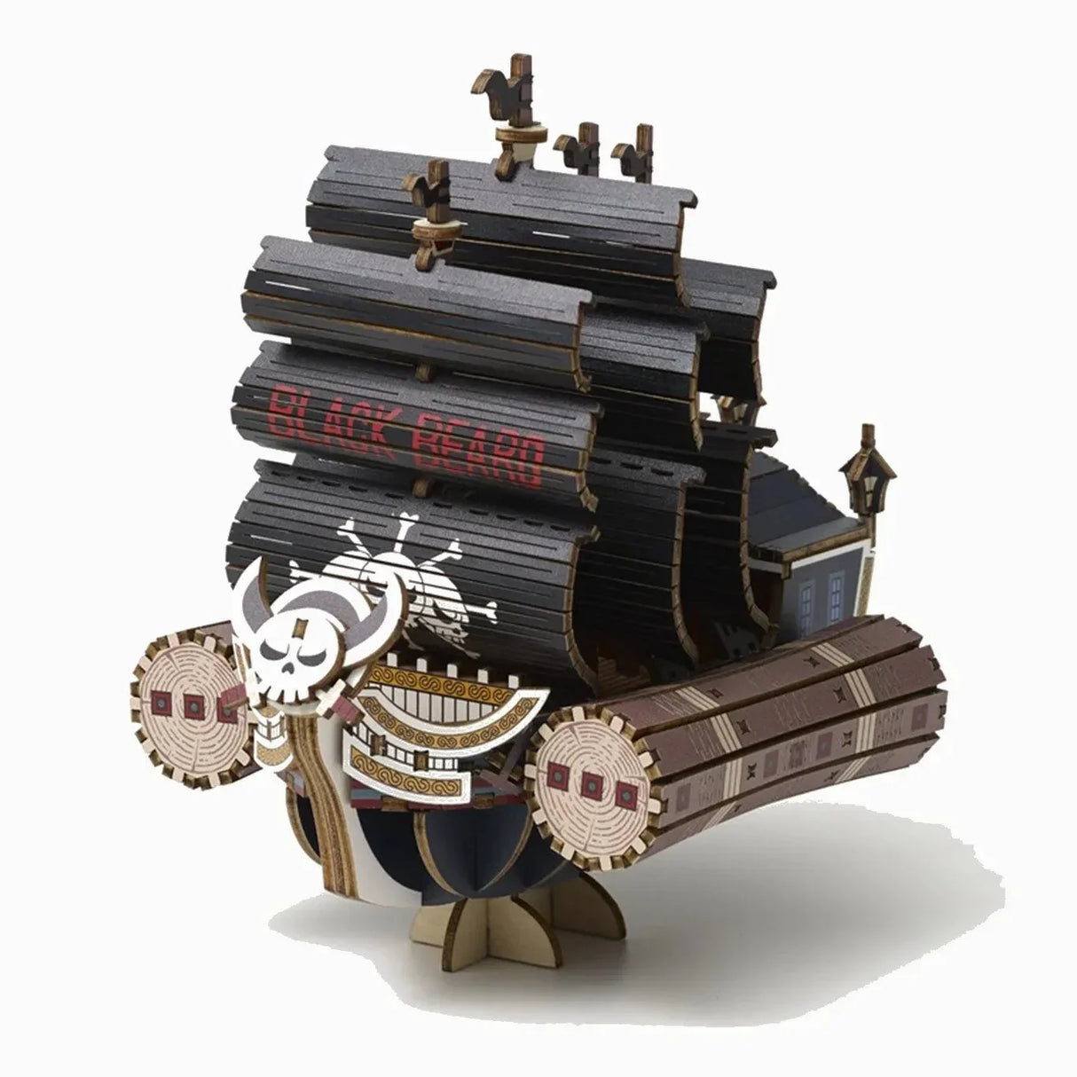 Modellbausatz eines Piratenschiffs mit schwarzen Segeln und Totenkopf-Design