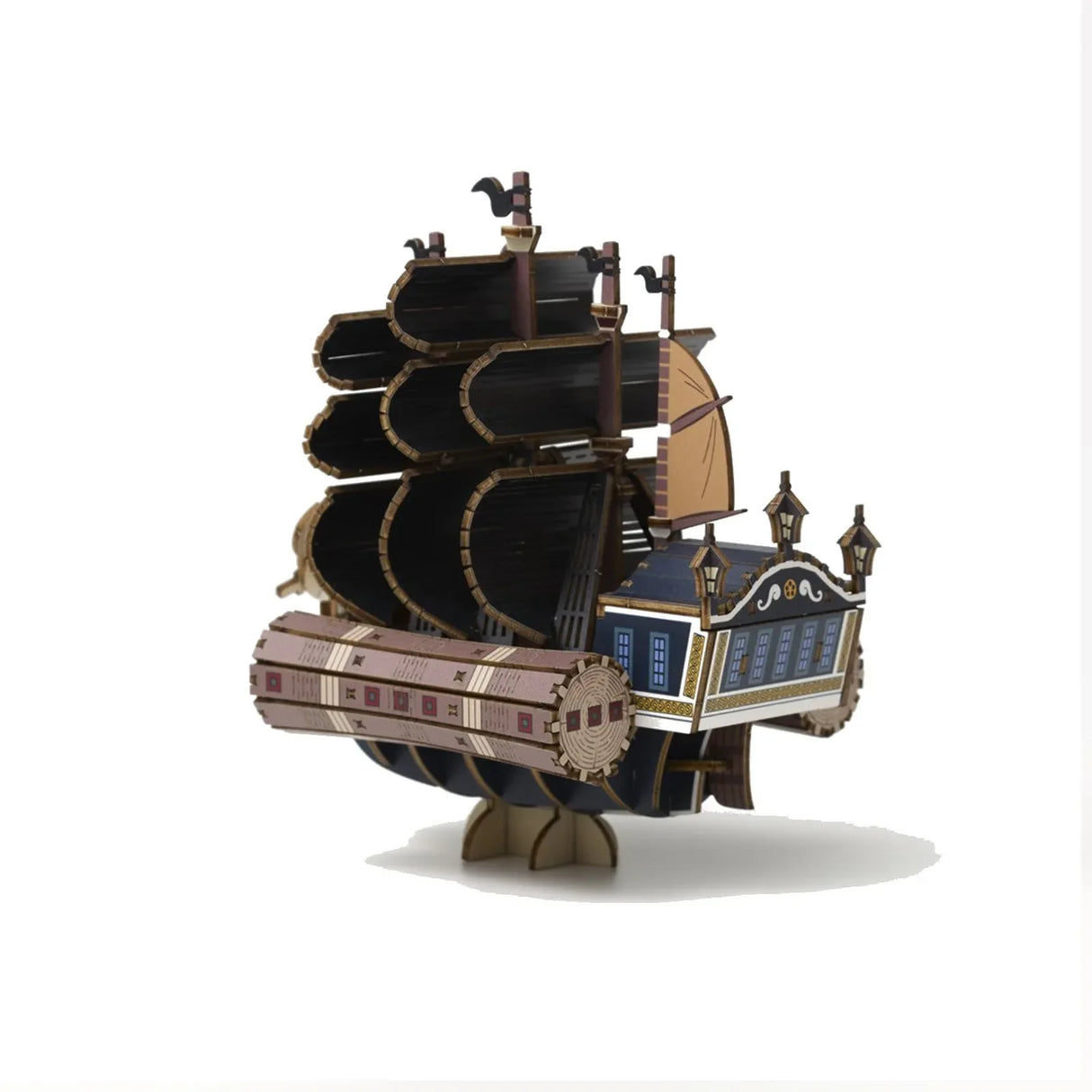 Modell eines Segelschiffs mit schwarzen Segeln und blauen Details