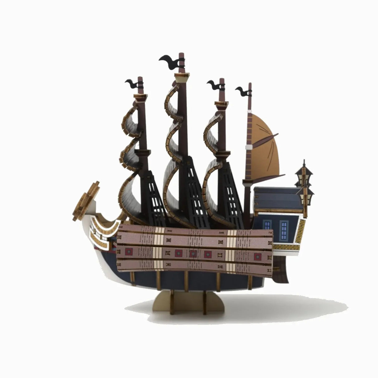 Modell eines Segelschiffs mit drei Masten und braunen Segeln