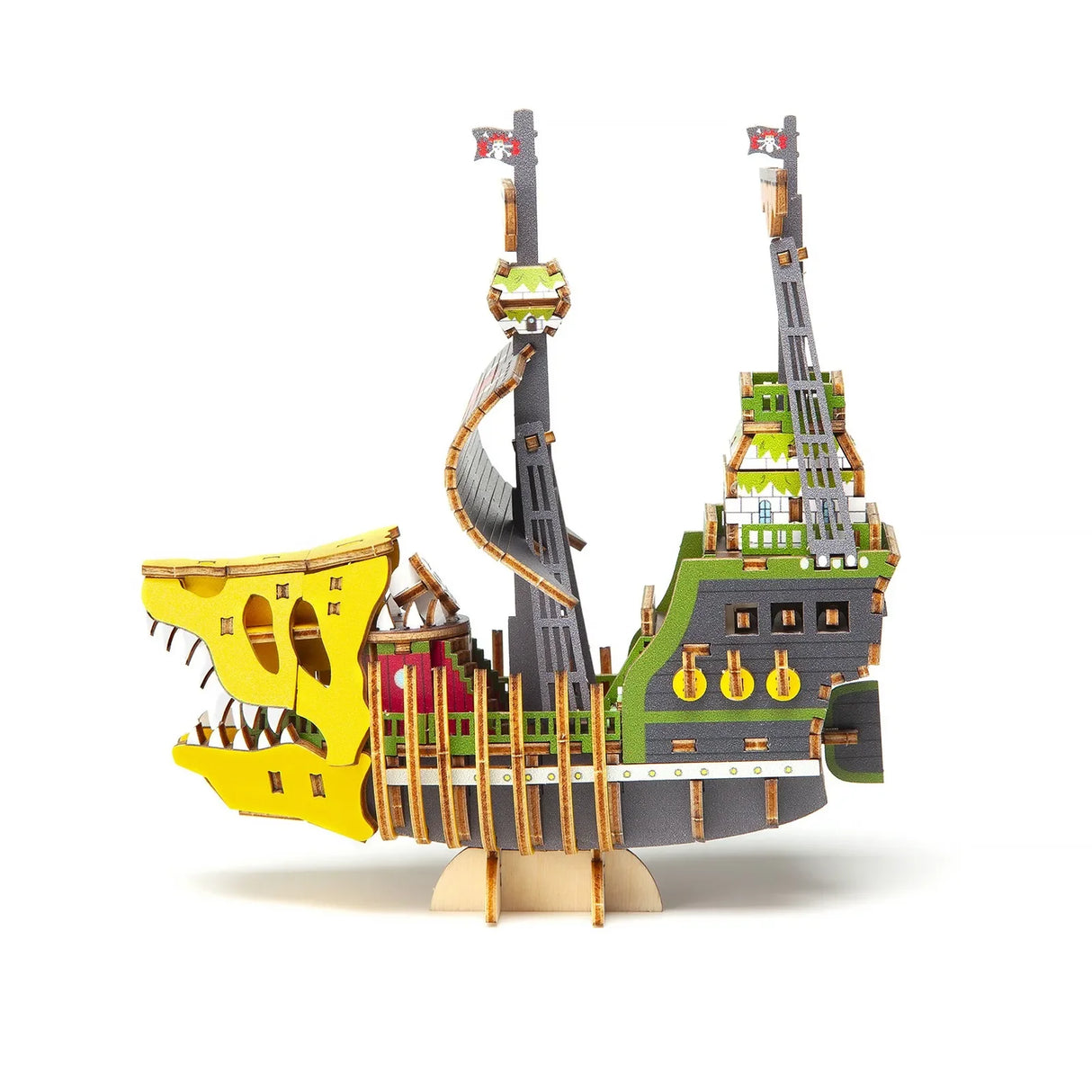 Zusammengesetztes 3D Puzzle eines Piratenschiffs mit gelbem Drachenkopf am Bug