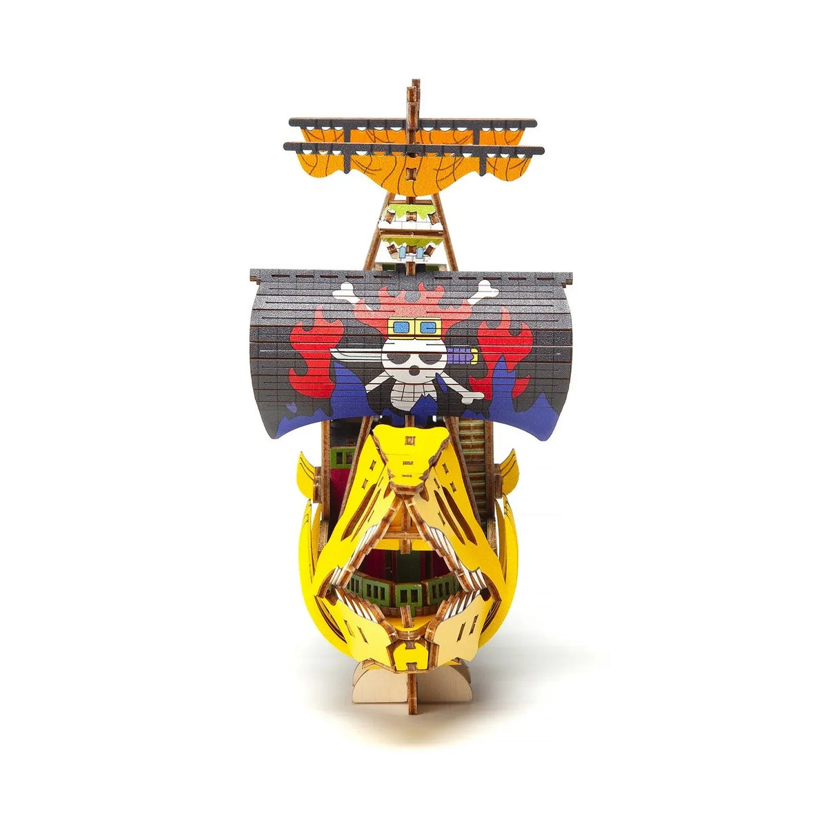 Modellschiff aus Holz mit One Piece Piratenflagge auf dem Segel