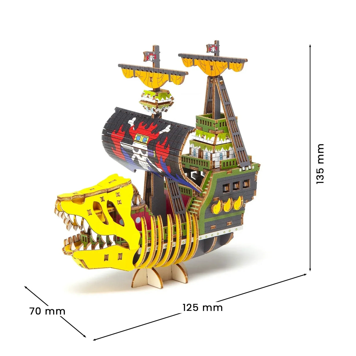 Ein 3D-Holzmodell eines Piratenschiffs mit einem gelben Dinosaurierschädel als Bug und Totenkopfflaggen