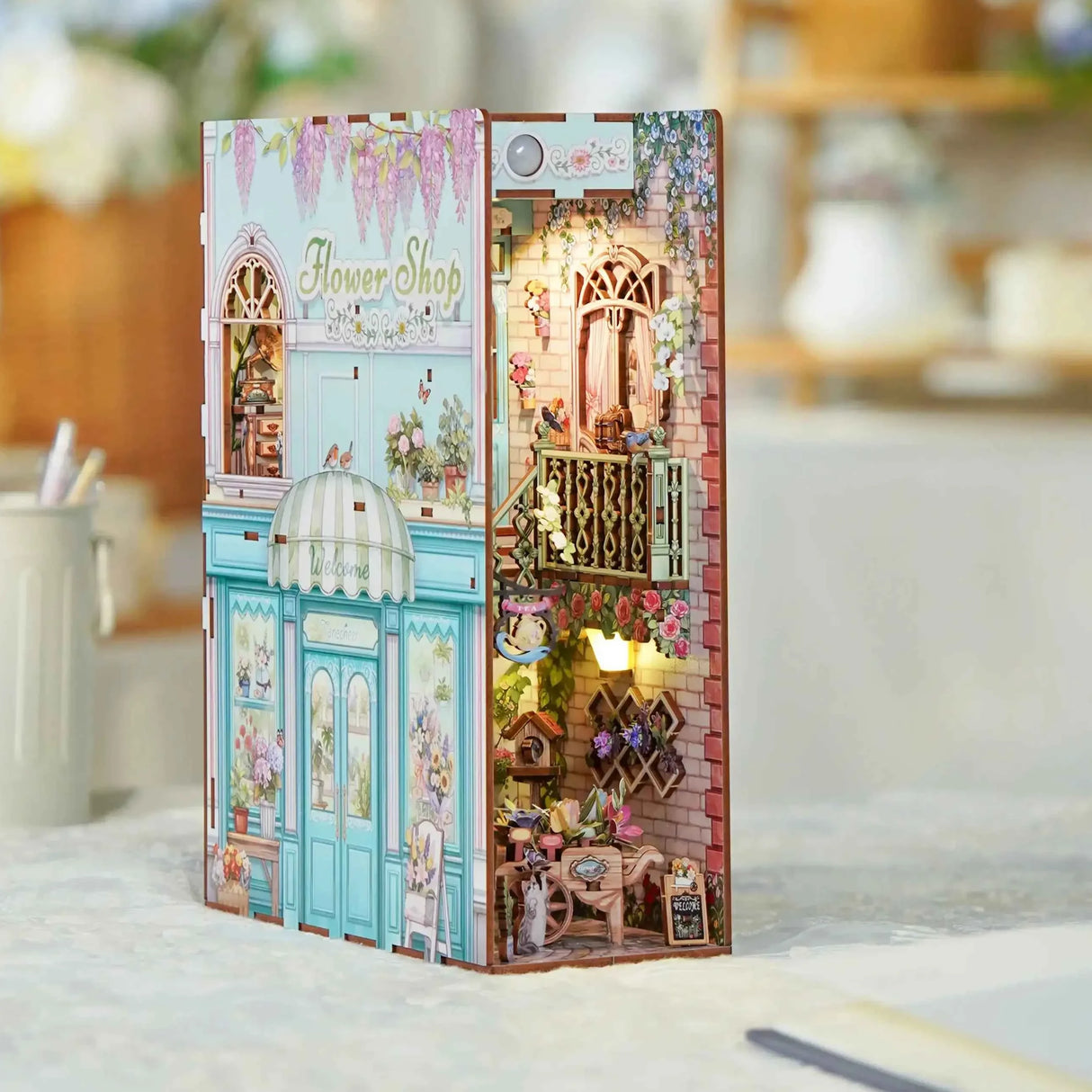 Miniatur-Blumenladen-Diorama mit blauen Türen, Fenstern und Blumenarrangements