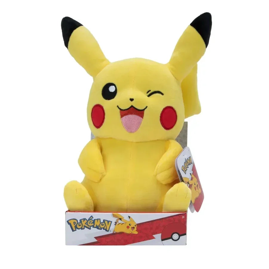 Pikachu Plüschtier in gelb mit schwarzen Ohrenspitzen, roten Wangen und zwinkerndem Gesicht in einer Pokémon Box